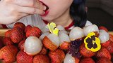 小姐姐吃清甜可口的荔枝，小花朵也可以一口吃掉的哦