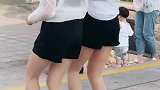 双胞胎姐妹跳广场舞,你更喜欢哪一个小姐姐