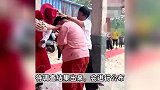 安徽一对男女被人按着头拜堂，知情人：男方精神残疾女方智力残疾