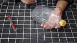 遇到大一点的方形塑料瓶，就别扔了，简单一改造，放在厨房真好用
