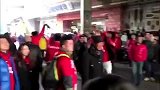 中超-16赛季-上海德比赛前球迷群殴 申花球迷遭上港球迷围殴-新闻