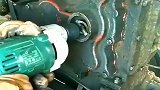 发动一台柴油机就要废掉一把电钻，这师傅是个狠人，不愧是高手！