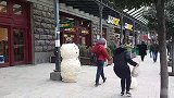 雪人恶作剧，藏在雪人模型内捉弄路人，路人纷纷被吓到