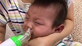 妈妈帮宝宝吸鼻涕，宝宝全程在哭，哭得那叫一个惨
