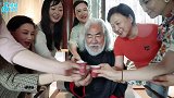 张纪中庆70岁大寿，杜星霖爸妈拄拐杖罕现身，与张导似同龄人