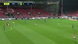 第24分钟里昂球员孟菲斯射门 - 打偏