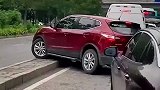 遇道路拥堵，想在台阶处掉头没想被卡