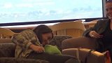 吹泡泡恶作剧，故意在美女头上吹泡泡，美女非常生气