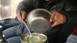 这么冷的天，还是在车里吃饭吧，吃个鸡蛋面！