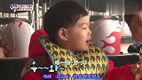 三胞胎简直太能吃了，民国手拿热狗，不断感慨可真大呀