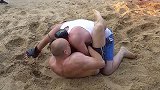 最原始的格斗比赛，沙滩上的街头格斗，吃了一嘴的沙子