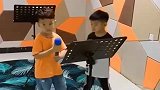 唱歌唱成这样的真不多，这一幕，俺也不知道儿子跟谁学的！