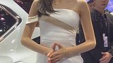 虽然我长的很美，但是大哥你也不需要用这种眼神偷看我吧