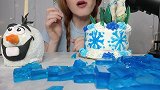 美女试吃冰雪奇缘雪花蛋糕、雪宝糖苹果、涂层饼干棒、蓝色果冻