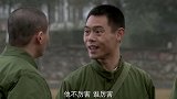 长官身份捉摸不清，小兵四处打探，谁知老兵1句话他当场懵了
