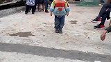 小孩翻跟头失误后强行挽救