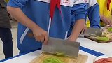 一小学生在技能大赛上刀法出众，比我切的都好