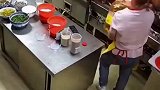 油锅内冒出大火，厨师一番操作淡定灭火