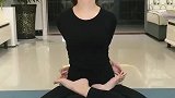 美女瑜伽练习，莲花式坐姿塑造身体迷人身姿