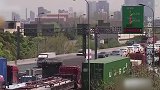 丈夫出差提前回家，妻子半天不开门，丈夫进屋在床上发现男士手表