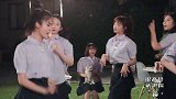 杨超越抢椅子，边走边跳太嗨了，吴宣仪“拒绝”跟在她后面！
