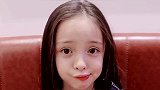 小女孩的表情，真的特别逗