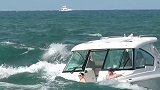 美国：一艘豪华游艇险被海浪吞没，日光浴者惊慌失措