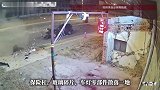 内蒙古两车发生猛烈碰撞，车头尽毁现场一片狼藉，一名司机直接飞出车外