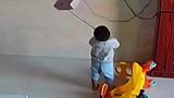 两岁男娃看电视入迷拿起簸箕砸坏电视