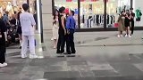 小伙与城管发生争执，这样机智化解“尴尬”