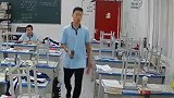 男孩来到教室第一件事，帮她放下椅子，装好水