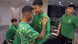 回归！比埃拉与球队会合 挨个与队友拥抱表达思念之情