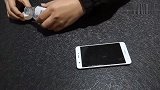 手机屏幕有划痕别急，教你一招，用它清理手机屏幕跟新的一样