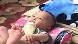 穿尿不湿的就是厉害，咱也不知道跟谁学的这样喝奶，咱也不敢问！