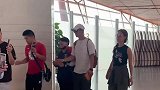 卢靖姗换新发色扎麻花辫太少女，与韩庚走机场配一脸