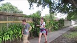 在路边假扮植物恶搞路人，路人非常尴尬
