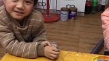 妈妈居然拿弹簧玩具蛇吓我们