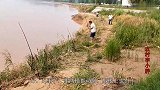 大哥黄河钓鱼，竿稍摆动激动了，直呼：上大货！激动半天尴尬了