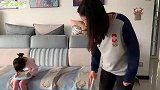 后妈欺负女儿，用开水烫女儿手，无意看到胳膊上胎记眼熟，蒙啦