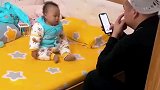 爸爸带娃时玩手机，宝宝主动帮爸爸把风