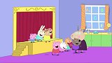 佩奇饰演小红帽，她非常认真，在家和猪爸一起练习