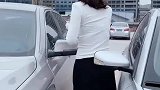 这是我老婆，当初为了救我脑壳被驴踢了。