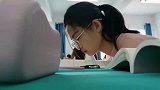 当代女大学生上课睡觉的样子就这么可爱，网友把我变成那本书