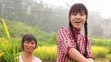 农村女孩多才多艺，一边干农活一边唱歌，妈妈身后露出了幸福笑容