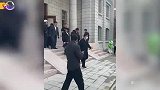 郭德纲现身天津遭人拦截，一旁助理赶紧拉开，网友担忧其安全问题
