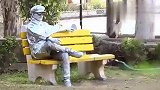 国外恶搞：男子在景区里假扮雕像，路人来合影都被吓一跳！