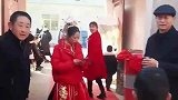 新郎父母离世的早，二叔二姨暖心为新郎操办婚礼