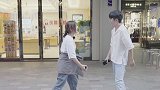成功套路小哥哥，浪漫牵手回家了