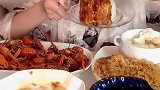 小姐姐自己吃鳗鱼饭，这么大个的鳗鱼吃起来超过瘾