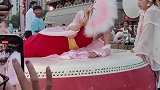 妹子打扮成苏妲己，被俩小朋友看的目不转睛
